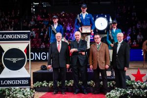 Siegerehrung Grandprix von Basel, Christian Ahlmann vor Penelope Leprevost und Luciana Diniz
