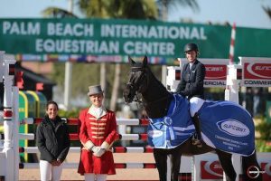 Meredith Michaels- Beerbaum und Unbelievable 5 während der Siegerehrung mit Lauren Tisbo der Suncast® und Ringmaster Christian Craig.