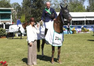 Die Infantin Elena of Spain präsentiert die Copa del Rey Trophy mit Michael Whitaker