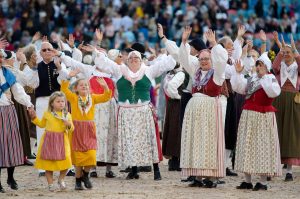 Jubelnde Menschen bei der Eröffnungsfeier (Foto: Hans-Joachim Reiner