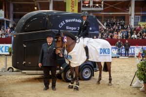 Für die Siegerin Irma Karlsson gab es einen Boeckmann-Anhänger als Siegespreis Foto: Stefan Lafrentz© www.sportfotos-lafrentz.de/Stefan Lafrentz