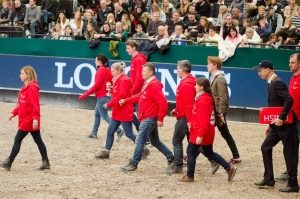 Die Parcoursmannschaft geht an die Arbeit. Der Parcours muss für das Stechen vorbereitet werden.