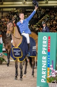 Christian Ahlmann mi Ailina bei der Siegerehrung im Championat von Leipzig