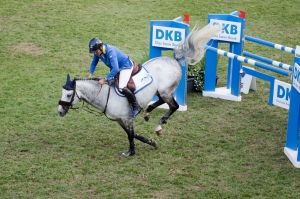 Christian Ahlmann und Clintrexo Z "fliegen" zum Sieg im Großen Preis von Wiesbaden (Fotos: Silvia Reiner)