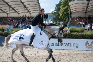 Max-Hilmar Borchert bei der Siegerehrung und auf der Ehrenrunde (CSI2* Medium Tour)