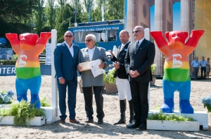 Parcourschef Wolfgang Meyer wird mit dem Goldenen Reiterkreuz geehrt