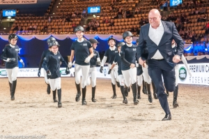 Die Ehrenrunde der Pony-Reiterinnen-und Reiter mit Turnierchef Volker Wulff