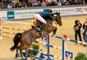 Peder Fredricson und H&M Christian K über dem letzten Sprung (Foto: Silvia Reiner)