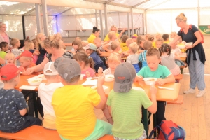Kita-Kinder-i-m-Festzelt-Spaghetti-Tom.Soße