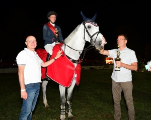 Sieger-Amke-Strohmann-Clear-Round-Vorstandmitglieder-des-Salzlandsparkasse-r.-Hans-Michael-Strube-und-Helmut-Ibs