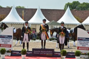 Jessica von Bredow-Werndl, Isabell Werth und Dorothee Schneider auf dem Podium der Deutschen Meisterschaft im Grand Prix Special (Foto:Anke Gardemann)