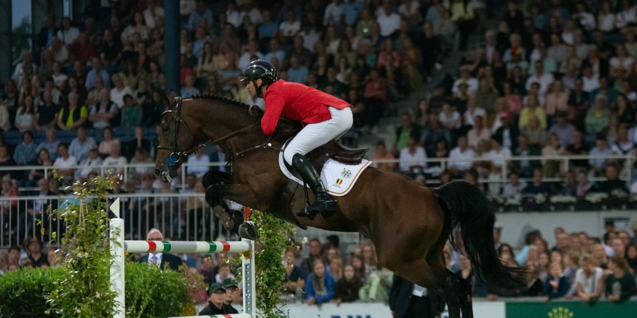 Der Belgier Koen Vereecke und zwei deutsche Reiterinnen auf dem Treppchen im LONGINES GRAND PRIX OF WIESBADEN