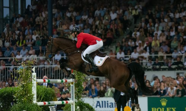 Der Belgier Koen Vereecke und zwei deutsche Reiterinnen auf dem Treppchen im LONGINES GRAND PRIX OF WIESBADEN