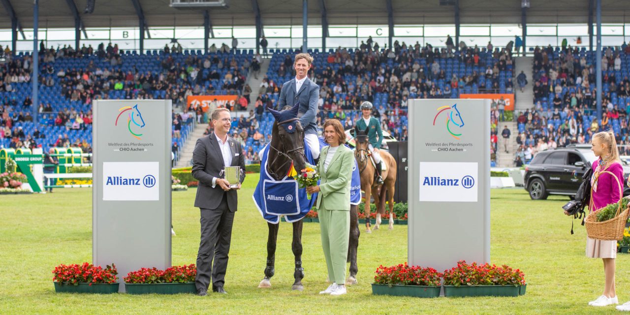 Blumen für Ben Maher und Exit Remo im Allianz-Preis